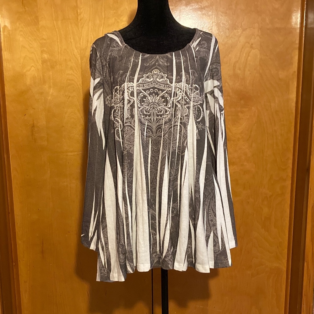 The Pyramid Collection Gray and White Tunic